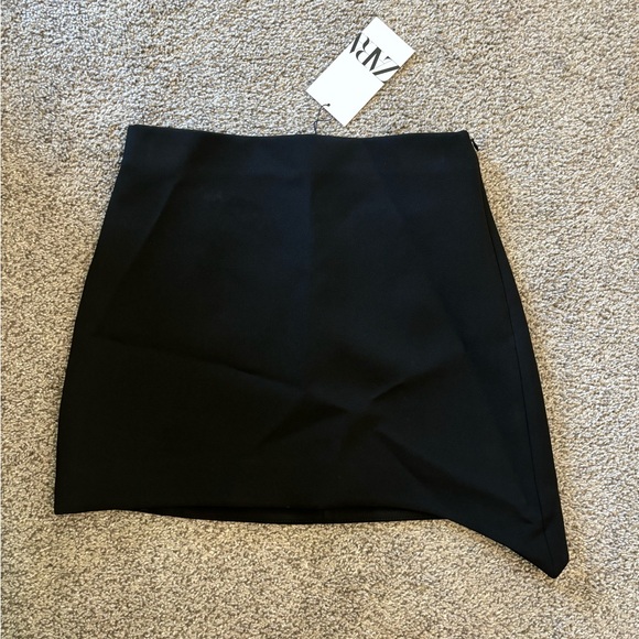 🆕 ZARA Asymmetrical Mini Skirt in Black - Picture 4 of 9